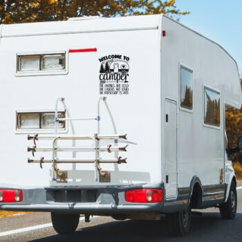 Camper sticker Welcome to our camper met tekst op de achterkant van een camper