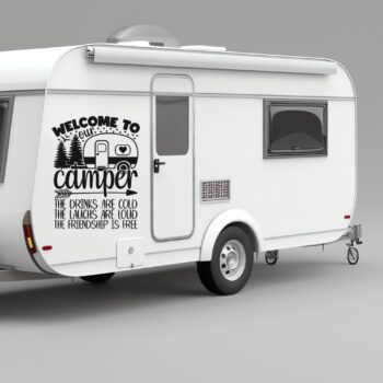 Camper sticker Welcome to our camper met tekst op de zijkant van een caravan