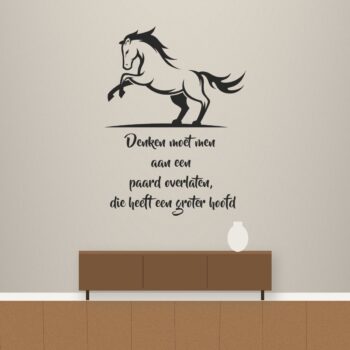 Muursticker denken moet men aan een paard overlaten - Denken moet men aan een paard overlaten, die heeft een groter hoofd
