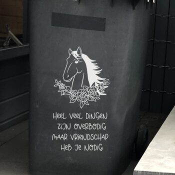 Kliko sticker vriendschap paard - Heel veel dingen zijn overbodig, maar vriendschap heb je nodig