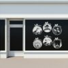 Herbruikbare raamsticker Kerstballen winterlandschap in wit op een etalageraam