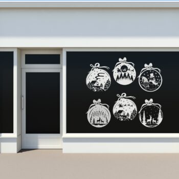 Herbruikbare raamsticker Kerstballen winterlandschap in wit op een etalageraam