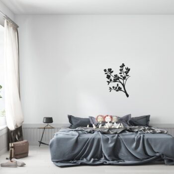 Muursticker bloesemtak boven het bed in de slaapkamer