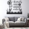 Muursticker Butterfly kisses & dandelion wishes op de muur boven een bank