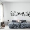 Muursticker drie vogels op een tak boven het bed in de slaapkamer