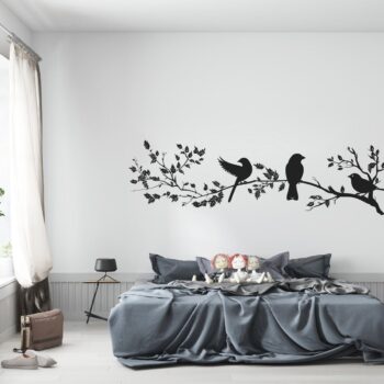 Muursticker drie vogels op een tak boven het bed in de slaapkamer