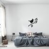 Muursticker kuifvogel op bladertak boven het bed in de slaapkamer