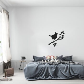 Muursticker kuifvogel op bladertak boven het bed in de slaapkamer