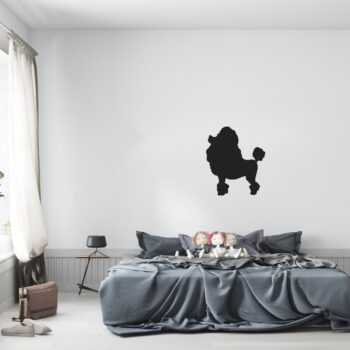 Muursticker poedel boven het bed in de slaapkamer