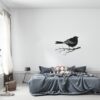 Muursticker roodborstje boven het bed in de slaapkamer