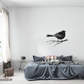 Muursticker roodborstje boven het bed in de slaapkamer