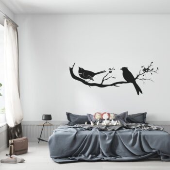 Muursticker twee vogels op een tak boven het bed in de slaapkamer