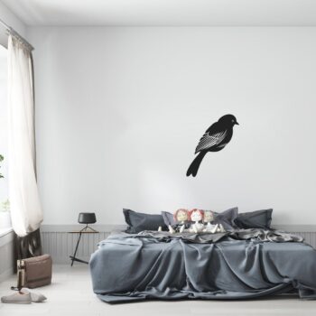 Muursticker vogel gestreepte vleugels boven het bed in de slaapkamer