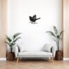Muursticker vogel met vleugel boven de bank in de woonkamer