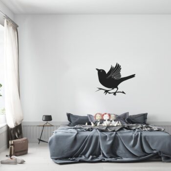 Muursticker vogel met vleugel boven het bed in de slaapkamer