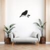 Muursticker vogel op takje boven de bank in de woonkamer