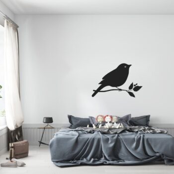 Muursticker vogel op takje boven het bed in de slaapkamer