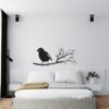Muursticker vogeltje op lange tak boven het bed in de slaapkamer