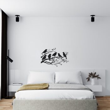 Muursticker zes vogels op een tak boven het bed in de slaapkamer