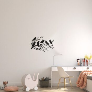 Muursticker zes vogels op een tak boven het bureau in de kinderkamer