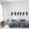 Muursticker vogeltjes op een draad boven het bed in de slaapkamer