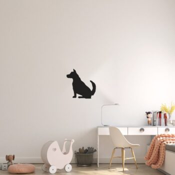 Muursticker zittende hond boven het bureau in de kinderkamer