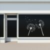 Raamsticker Paardenbloem pluizenbollen in wit op een etalageraam