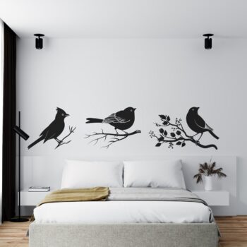 Vogelstickers set boven het bed in de slaapkamer