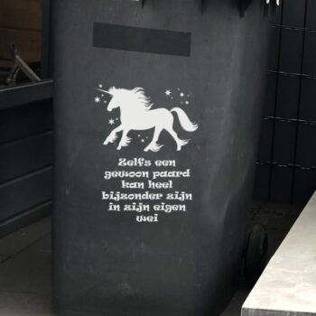 Kliko sticker eenhoorn - Zelfs een gewoon paard kan heel bijzonder zijn in zijn eigen wei