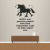 Muursticker eenhoorn paard - Zelfs een gewoon paard kan heel bijzonder zijn in zijn eigen wei