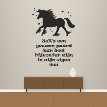 Muursticker eenhoorn paard - Zelfs een gewoon paard kan heel bijzonder zijn in zijn eigen wei